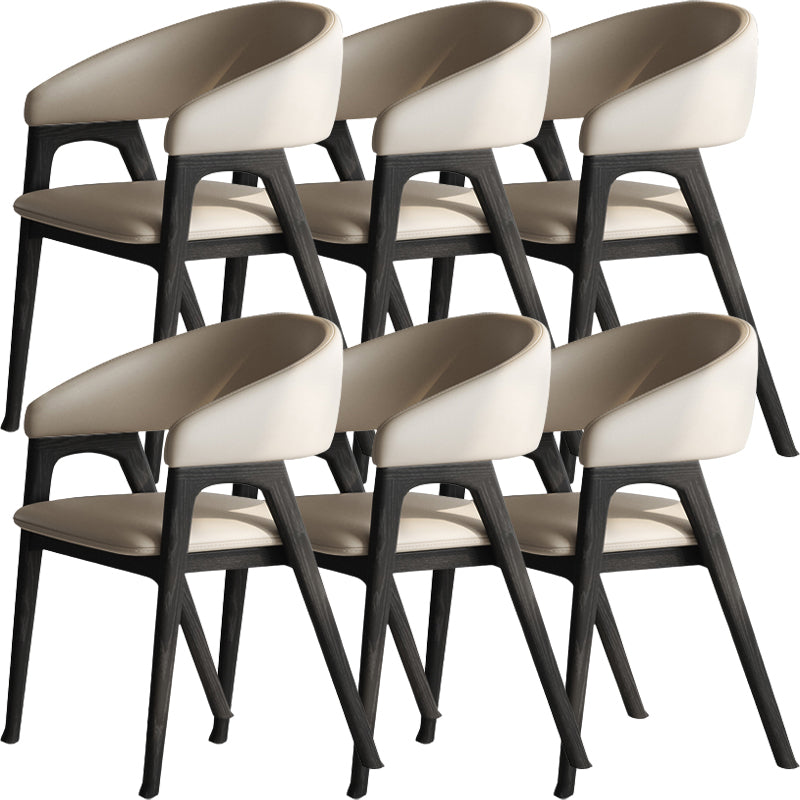 Open rugarm gestoffeerd en massief houten dineren accentstoel