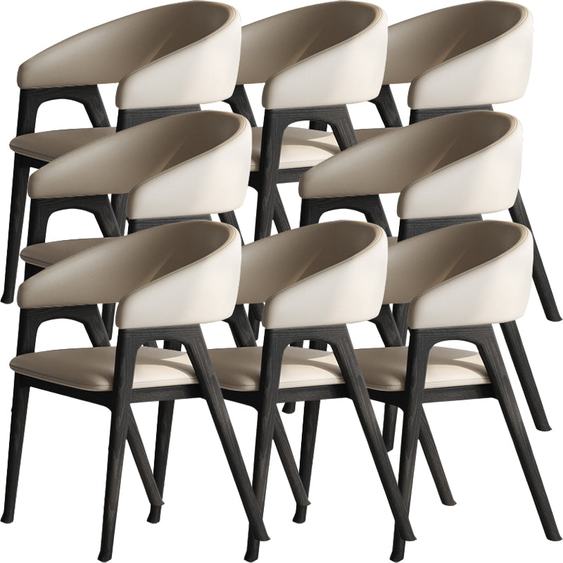 Open rugarm gestoffeerd en massief houten dineren accentstoel