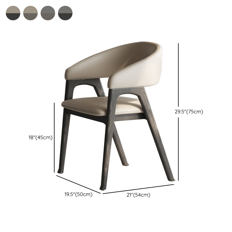 Open rugarm gestoffeerd en massief houten dineren accentstoel