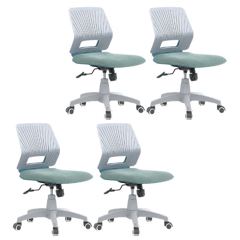 モダンなグリーンスライドオフィスチェア椅子の調整可能なシートの高さと車輪付き