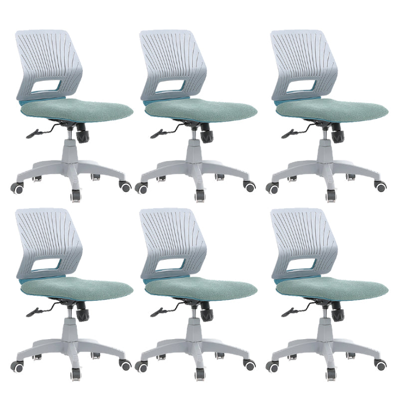 モダンなグリーンスライドオフィスチェア椅子の調整可能なシートの高さと車輪付き