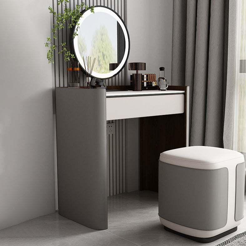 Contemporáneo con cajón de cuero de cuero gris iluminado espejo de cajón tocador