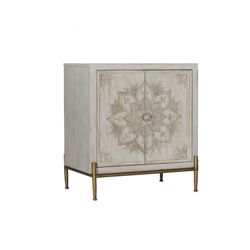 Gli armadietti in legno bianchi includevano un mobile accento con gambe dritte