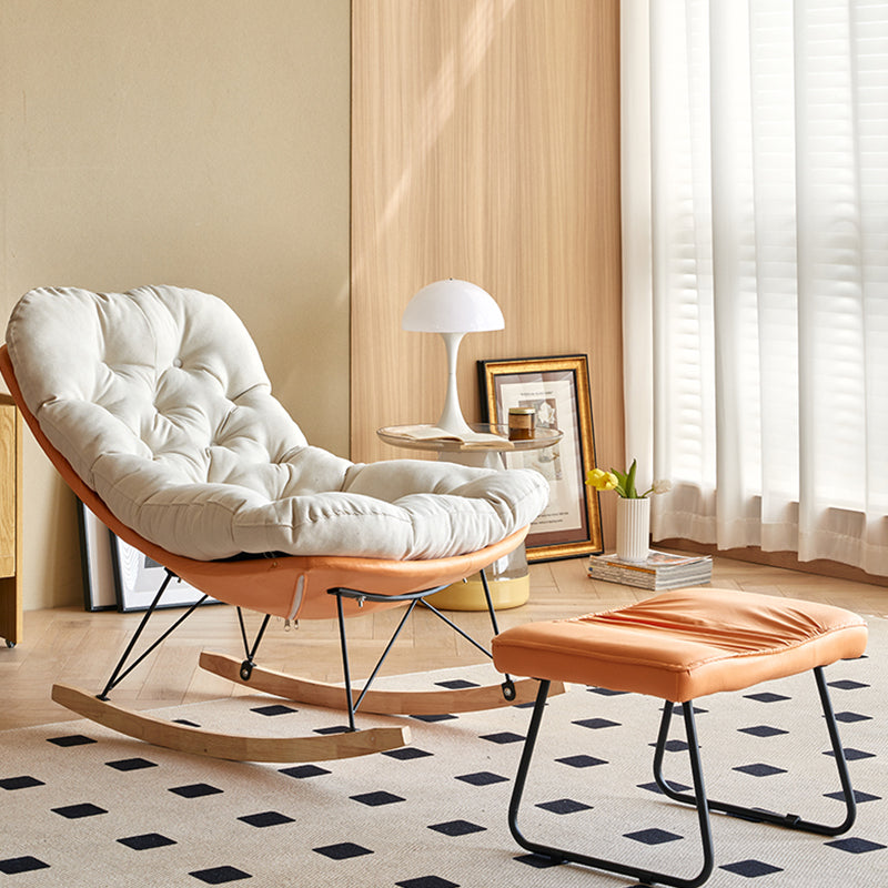 Sedia scandinava Parsons con beige trapuntato e base a slitta