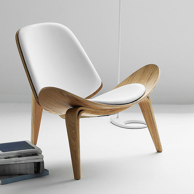 無地の木材と布張りの現代的なダイニングとアクセントの椅子