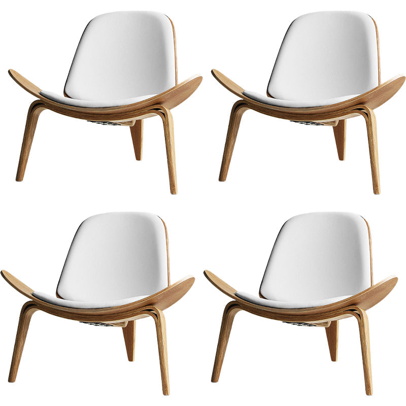 無地の木材と布張りの現代的なダイニングとアクセントの椅子