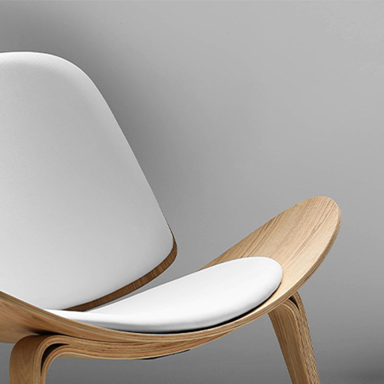 無地の木材と布張りの現代的なダイニングとアクセントの椅子