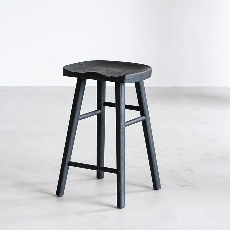 Tabouret de bar en bois massif contemporain avec repose-pieds
