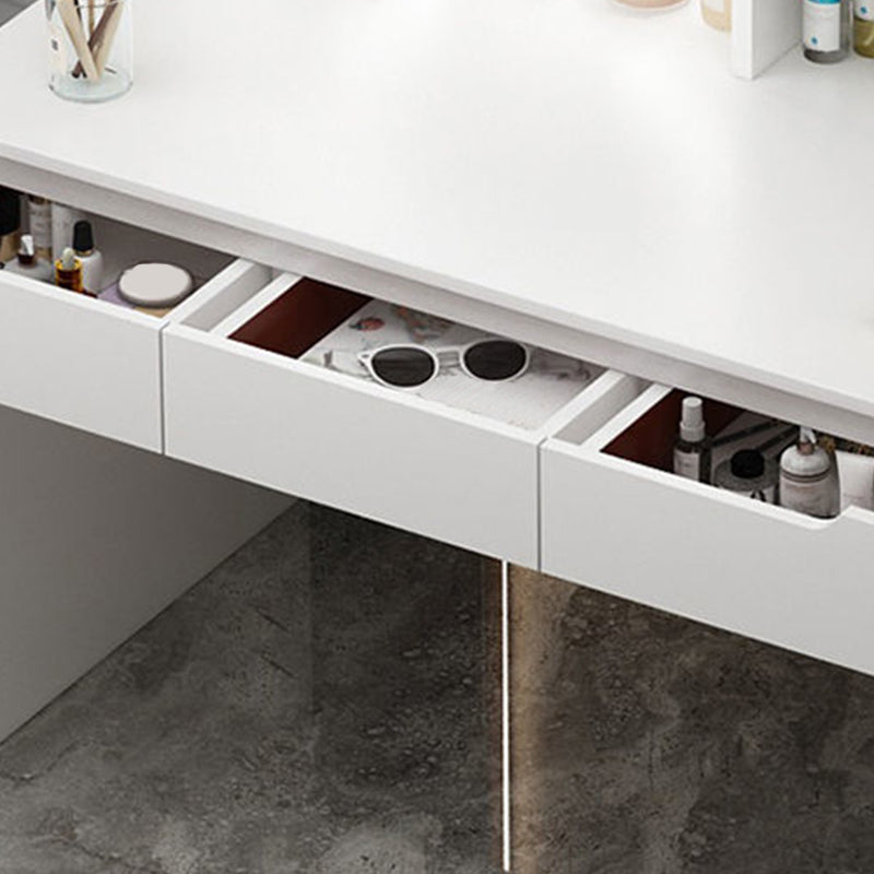 Moderne en bois avec une chambre de maquillage miroir éclairé de chambre à coucher