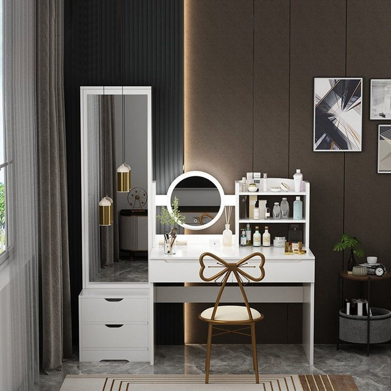 Moderne en bois avec une chambre de maquillage miroir éclairé de chambre à coucher
