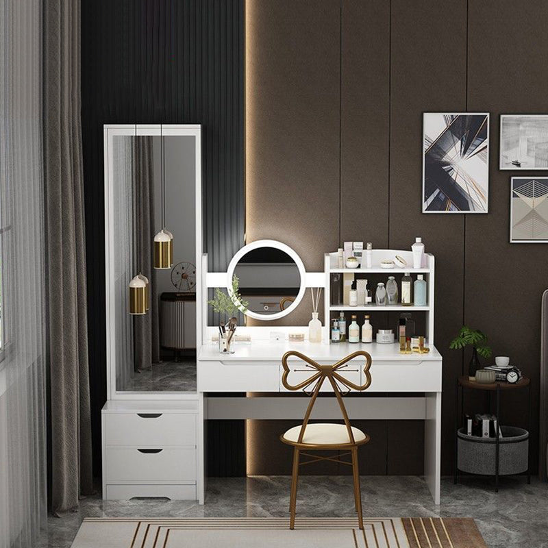 Moderne en bois avec une chambre de maquillage miroir éclairé de chambre à coucher