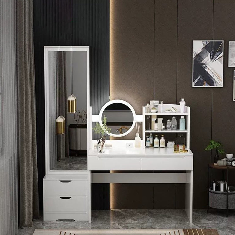 Moderne en bois avec une chambre de maquillage miroir éclairé de chambre à coucher