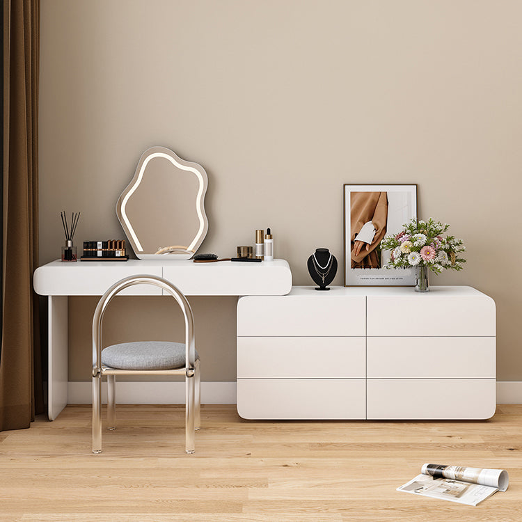 Eigentijdse heldere witte slaapkamer houten verlichte spiegel make-up ijdelheid