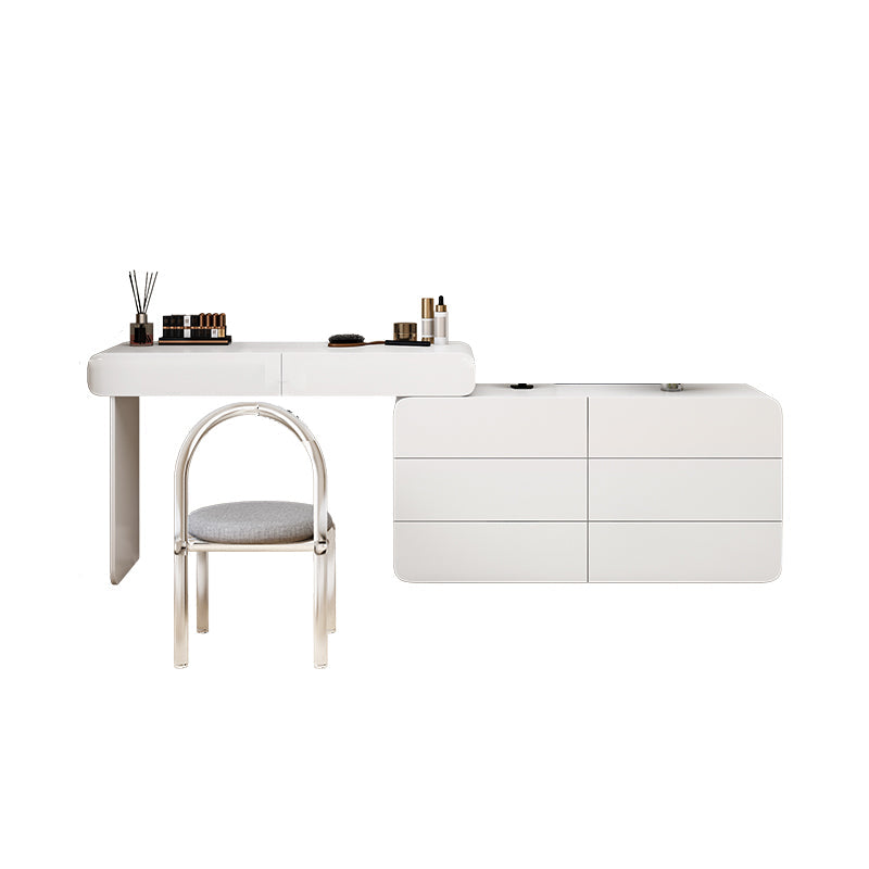 Eigentijdse heldere witte slaapkamer houten verlichte spiegel make-up ijdelheid