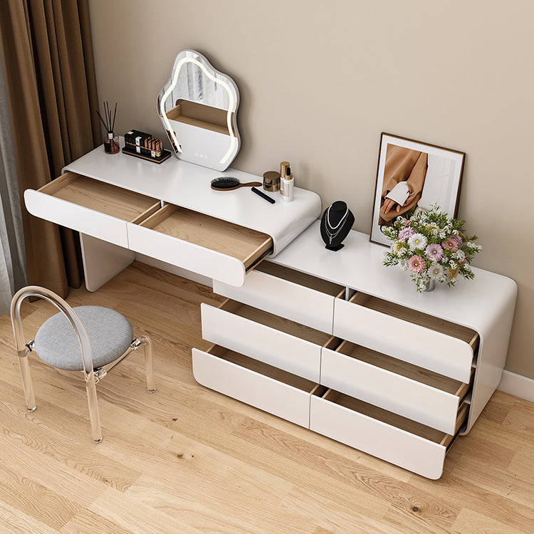 Eigentijdse heldere witte slaapkamer houten verlichte spiegel make-up ijdelheid