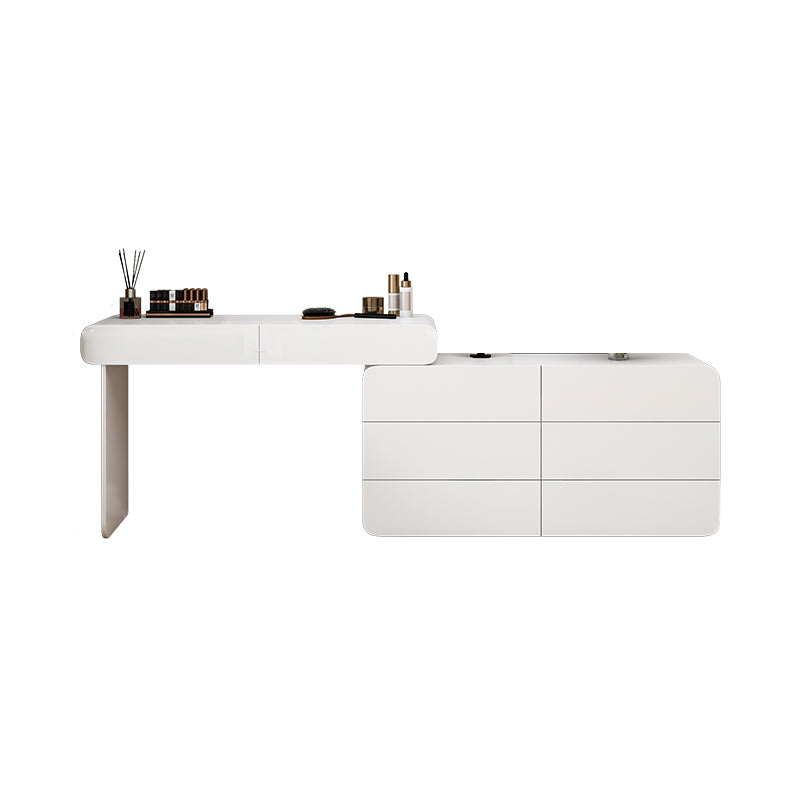 Eigentijdse heldere witte slaapkamer houten verlichte spiegel make-up ijdelheid