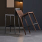 Tabouret de comptoir de dossier industriel de 39 "à hauteur avec coussin en cuir