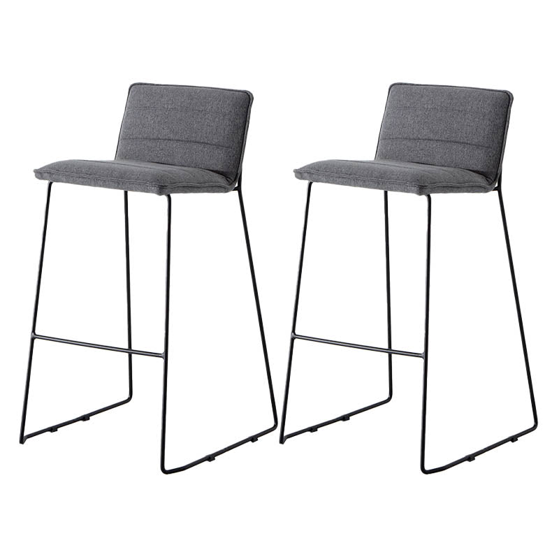 クッションと金属ベースを備えたモダンスタイルのバックレストカウンタースツール