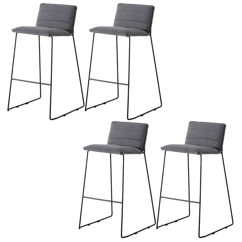 クッションと金属ベースを備えたモダンスタイルのバックレストカウンタースツール