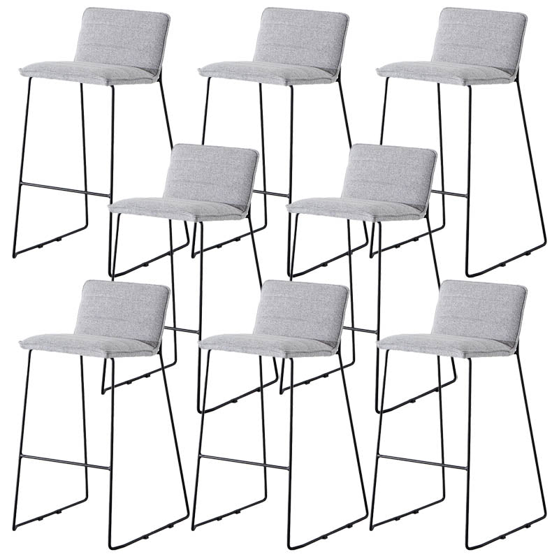 クッションと金属ベースを備えたモダンスタイルのバックレストカウンタースツール