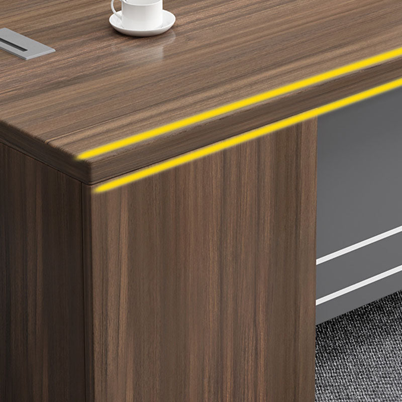 Madera de escritorio ejecutivo de forma rectangular con 3 cajones en marrón