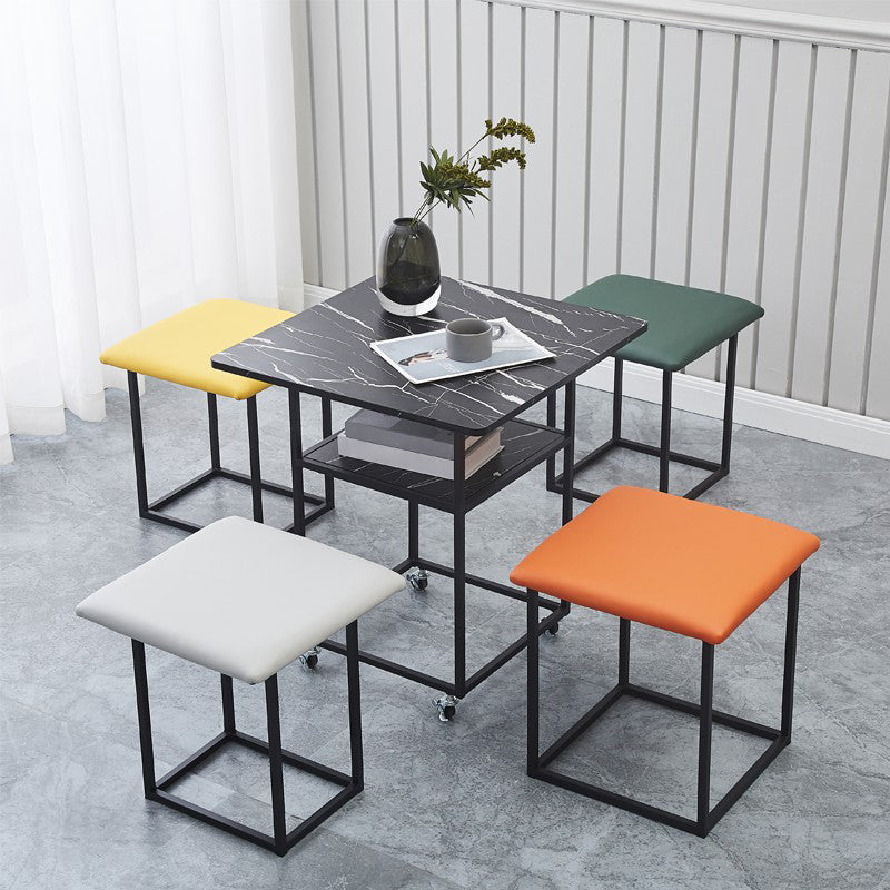 Set di dinette a 5 pezzi moderni con tavolo da pranzo in legno fabbricato e 4 sedie