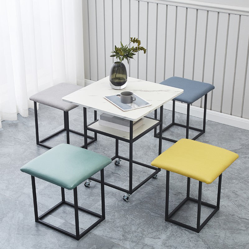 Set di dinette a 5 pezzi moderni con tavolo da pranzo in legno fabbricato e 4 sedie