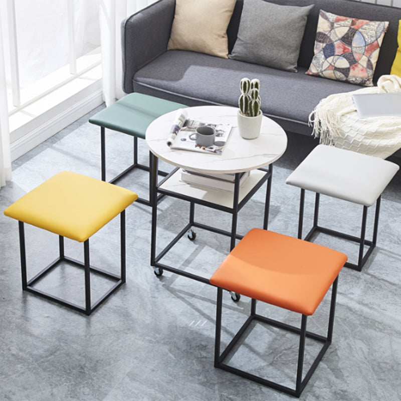 Set di dinette a 5 pezzi moderni con tavolo da pranzo in legno fabbricato e 4 sedie