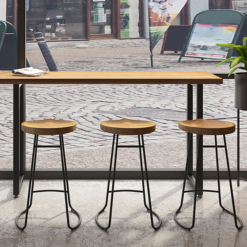 Moderner Rückenlosenhocker mit massivem Holz und Metall