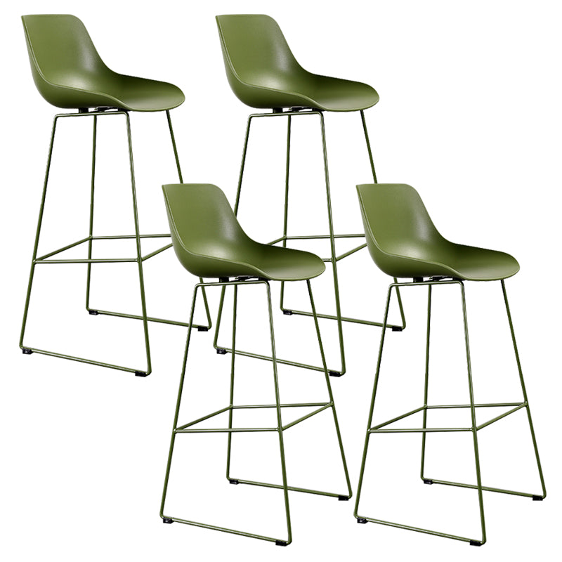 Tabouret de bar sans bras bas en plastique contemporain avec base en métal