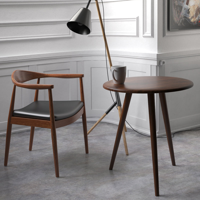 Maison moderne en bois ouvert à l'arrière-salle à manger chaise de bras rembourré