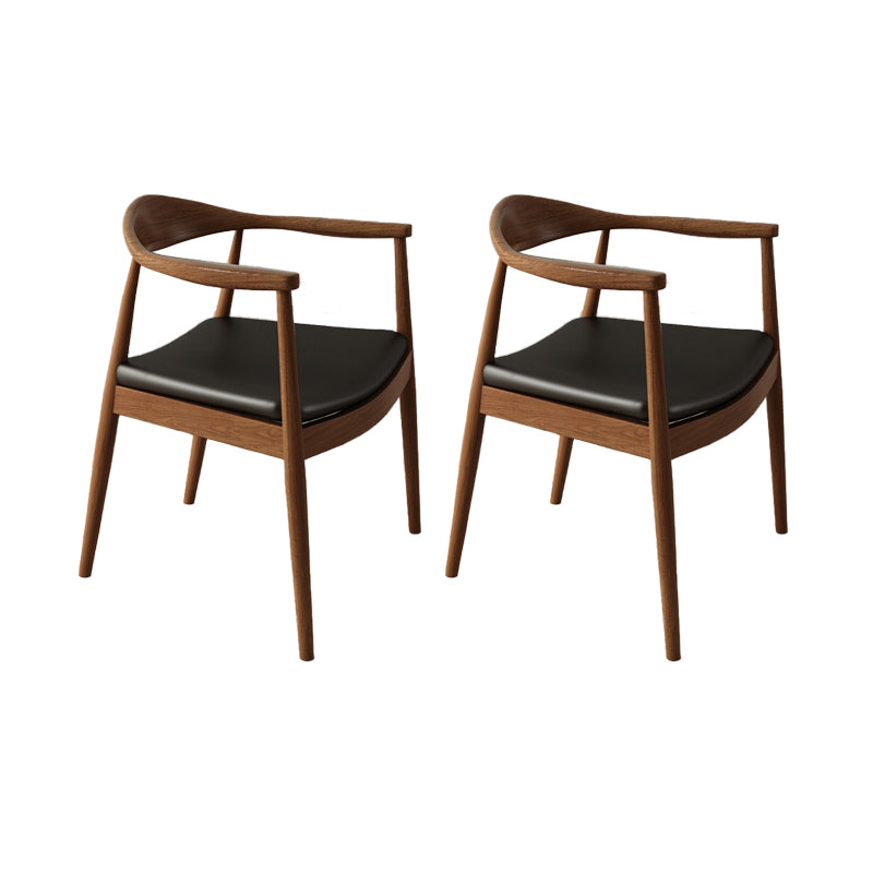 Maison moderne en bois ouvert à l'arrière-salle à manger chaise de bras rembourré