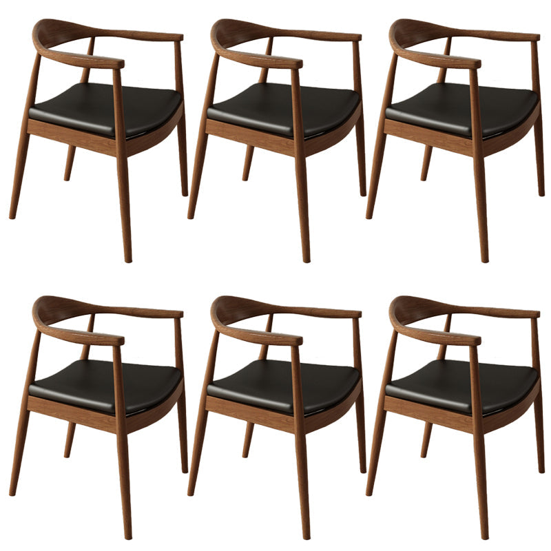 Maison moderne en bois ouvert à l'arrière-salle à manger chaise de bras rembourré