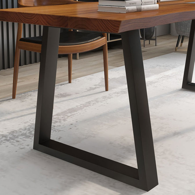 Escritorio de oficina marrón de forma rectangular con piernas negras para la oficina
