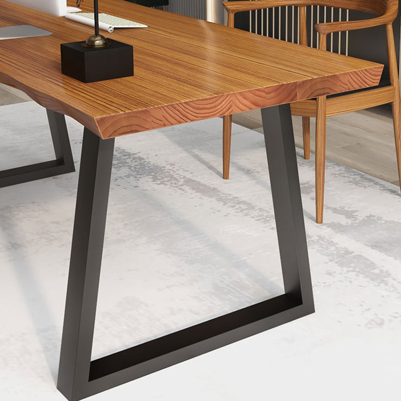 Escritorio de oficina marrón de forma rectangular con piernas negras para la oficina