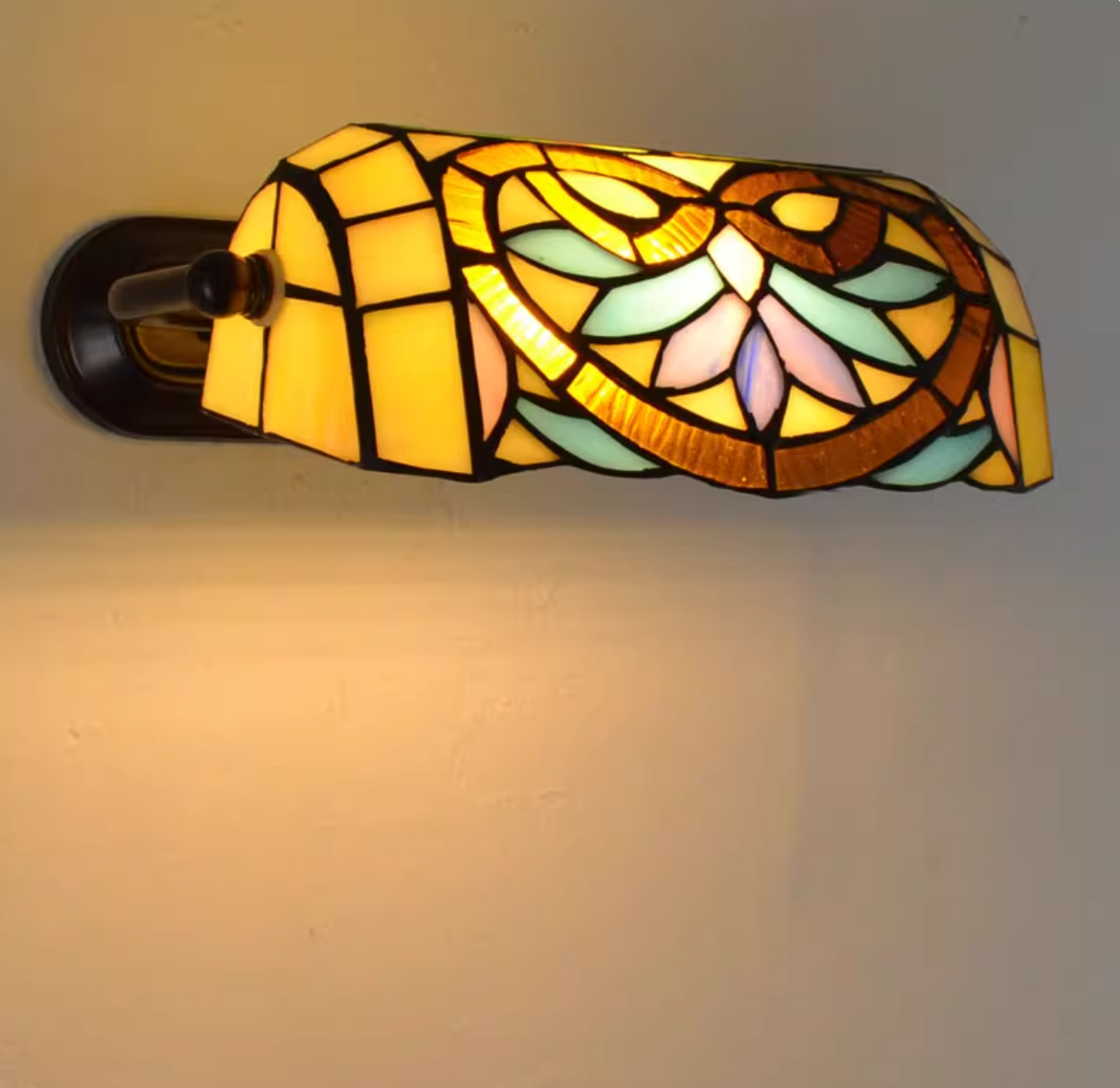 Tiffany Banker Wall Light with/without Pull Chain Stained Glass 1 Light Wall Mount Fixture with Flower Pattern in Beige Beige without Pull Chain Clearhalo 'Industrial' 'Middle century wall lights' 'Tiffany wall lights' 'Tiffany' 'Wall Lamps & Sconces' 'Wall Lights' Lighting' wechat_2025-11-27_155948_364