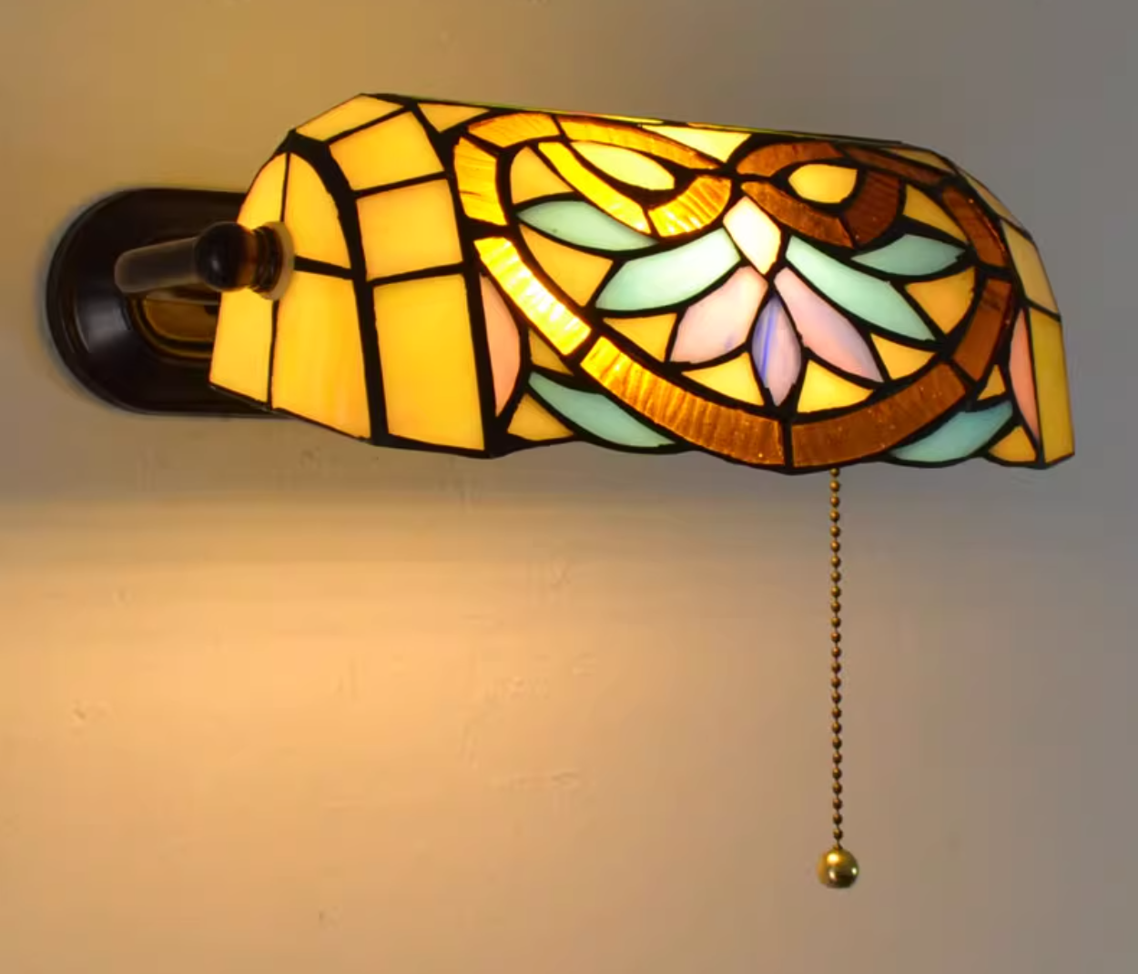 Tiffany Banker Wall Light with/without Pull Chain Stained Glass 1 Light Wall Mount Fixture with Flower Pattern in Beige Beige with Pull Chain Clearhalo 'Industrial' 'Middle century wall lights' 'Tiffany wall lights' 'Tiffany' 'Wall Lamps & Sconces' 'Wall Lights' Lighting' wechat_2025-11-27_155957_635