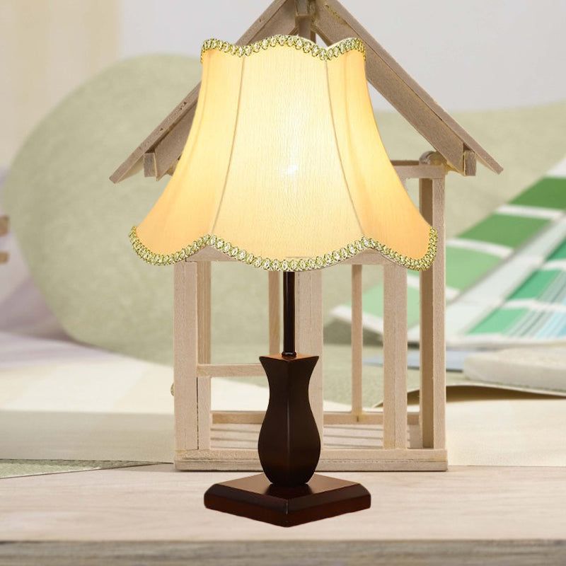 Single-Bulb Table Lighting Country Paneled Bell Scalloped Fabric Night Stand Lamp in Beige/Burgundy Clearhalo 'Lamps' 'Table Lamps' Lighting' 1034267