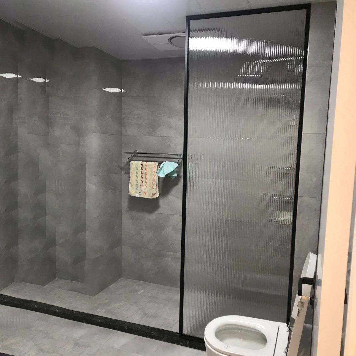 Tempered Glass Fixed Shower Screen with Extremely Narrow Stainless Steel Frame Clearhalo 'Bathroom Remodel & Bathroom Fixtures' 'Home Improvement' 'home_improvement' 'home_improvement_shower_tub_doors' 'Shower and Tub Doors' 'shower_tub_doors' 'Showers & Bathtubs' 1200x1200_15ebe2d2-56b5-4700-bc31-ac1d96d1d538