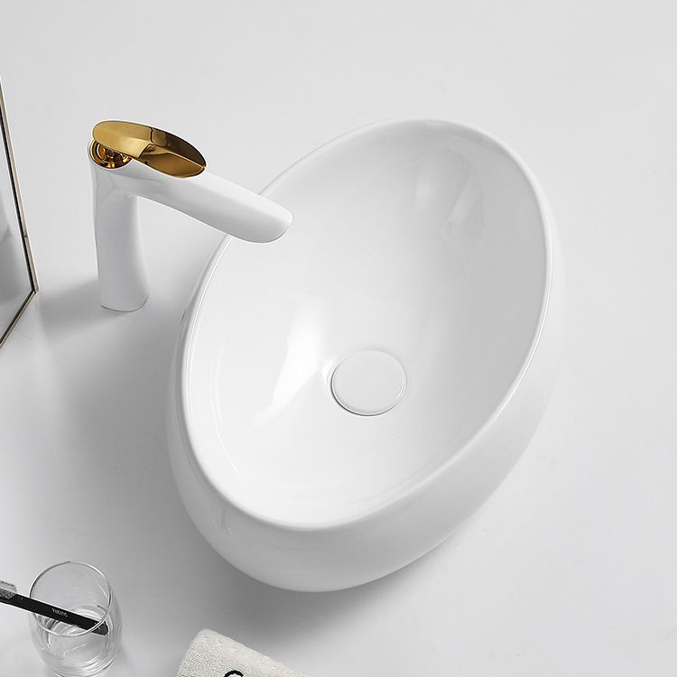 Traditional Vessel Lavatory Sink Oval Porcelain with Pop-Up Drain Basin Sink Clearhalo 'Bathroom Remodel & Bathroom Fixtures' 'Bathroom Sinks & Faucet Components' 'Bathroom Sinks' 'bathroom_sink' 'Home Improvement' 'home_improvement' 'home_improvement_bathroom_sink' 1200x1200_440378c1-2463-431b-9277-f773838d4cd7