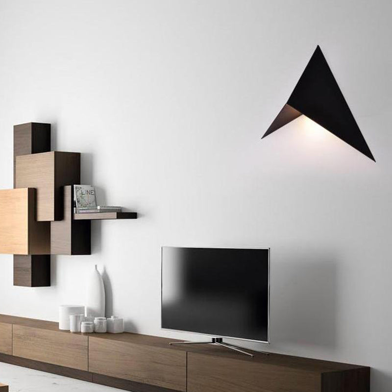 Polygon Wall Sconce Light Contemporary Style Metal LED Black/White Wall Lamp for Living Room, Warm/White Lighting Clearhalo 'Cast Iron' 'Glass' 'Industrial' 'Modern wall lights' 'Modern' 'Tiffany' 'Traditional wall lights' 'Wall Lamps & Sconces' 'Wall Lights' Lighting' 128204