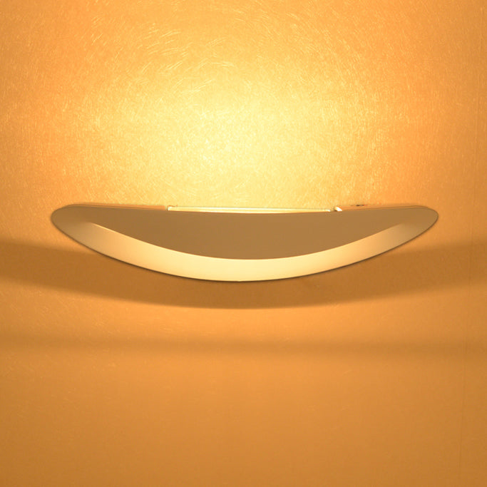 Black/White Curved Shade Wall Sconce Modern Stylish Integrated LED Aluminum Wall Mounted Lamp for Bedroom Clearhalo 'Cast Iron' 'Glass' 'Industrial' 'Modern wall lights' 'Modern' 'Tiffany' 'Traditional wall lights' 'Wall Lamps & Sconces' 'Wall Lights' Lighting' 129683