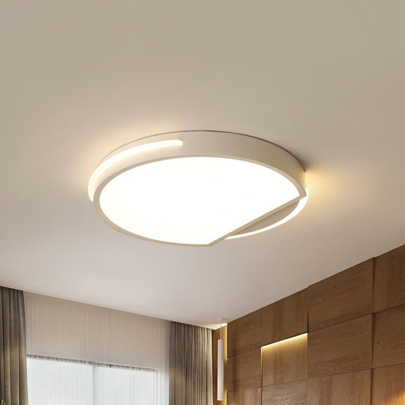 Round Ceiling Flushmount Simplicity Metal 1 Light 16"/19.5" Wide White Flush Lighting in Warm/White Light Clearhalo 'Ceiling Lights' 'Close To Ceiling Lights' 'Close to ceiling' 'Flush mount' Lighting' 1434357