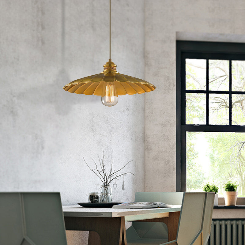 1 Light Pendant Lamp Vintage Style Scalloped Shade Metal Suspension Light in Brass for Farmhouse Clearhalo 'Art Deco Pendants' 'Cast Iron' 'Ceiling Lights' 'Ceramic' 'Crystal' 'Industrial Pendants' 'Industrial' 'Metal' 'Middle Century Pendants' 'Pendant Lights' 'Pendants' 'Tiffany' Lighting' 143621