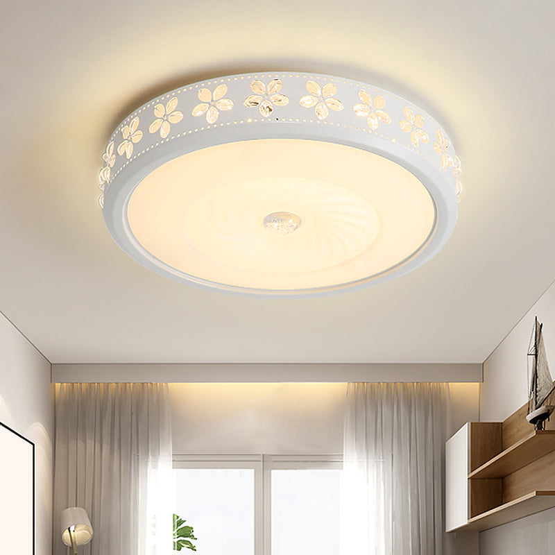 White Circle Flush Mounted Lamp Minimalist Iron Living Room LED Ceiling Light Fixture with Flower Edge, 16.5"/24.5" Dia Clearhalo 'Ceiling Lights' 'Close To Ceiling Lights' 'Close to ceiling' 'Flush mount' Lighting' 1451464
