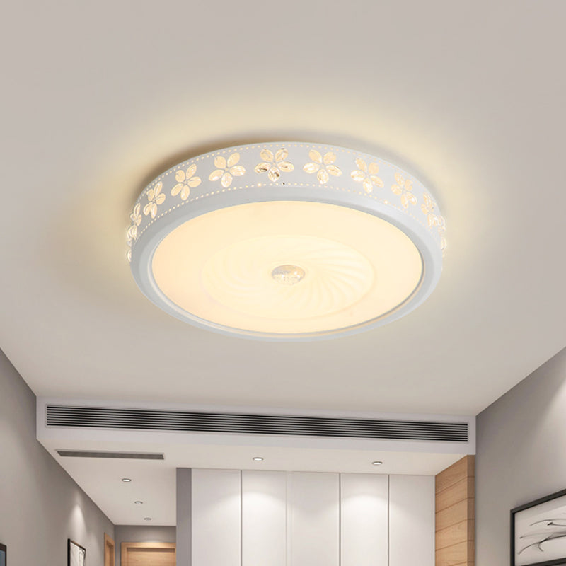 White Circle Flush Mounted Lamp Minimalist Iron Living Room LED Ceiling Light Fixture with Flower Edge, 16.5"/24.5" Dia Clearhalo 'Ceiling Lights' 'Close To Ceiling Lights' 'Close to ceiling' 'Flush mount' Lighting' 1451465
