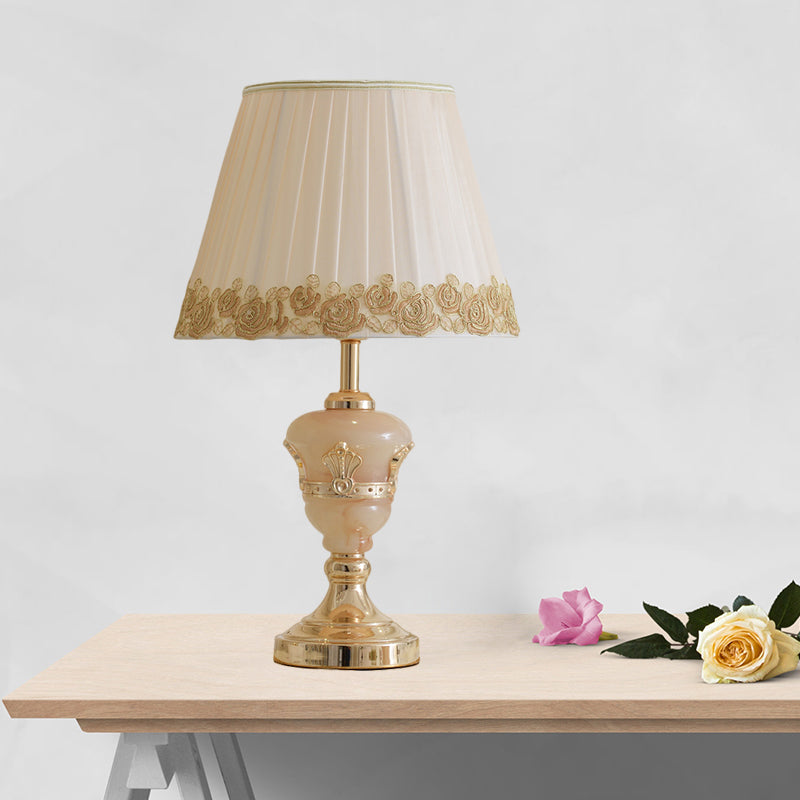 Country Style Conical Table Lamp Single Head Fabric Vase Desk Light with Flower Decor in White Clearhalo 'Lamps' 'Table Lamps' Lighting' 1468088