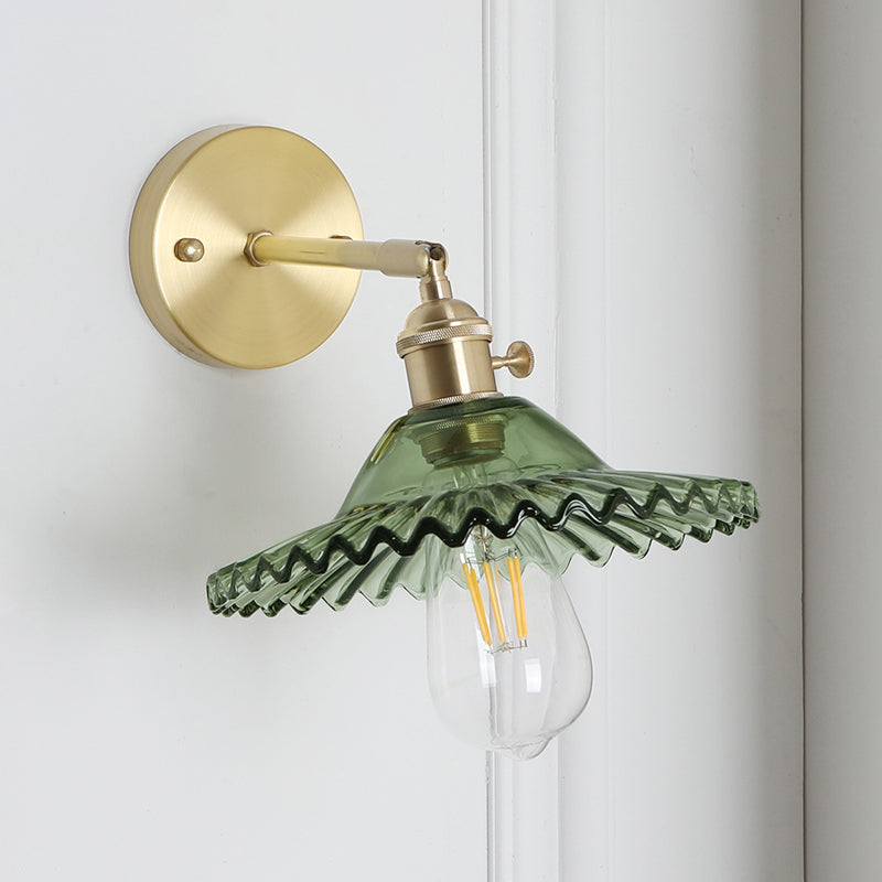 Industrial Scalloped Wall Lighting Fixture 1 Bulb Green Glass Sconce Light in Brass Clearhalo 'Cast Iron' 'Glass' 'Industrial wall lights' 'Industrial' 'Middle century wall lights' 'Modern' 'Tiffany' 'Traditional wall lights' 'Wall Lamps & Sconces' 'Wall Lights' Lighting' 147179