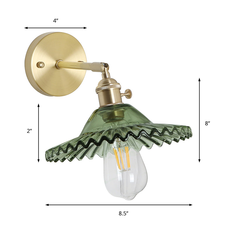 Industrial Scalloped Wall Lighting Fixture 1 Bulb Green Glass Sconce Light in Brass Clearhalo 'Cast Iron' 'Glass' 'Industrial wall lights' 'Industrial' 'Middle century wall lights' 'Modern' 'Tiffany' 'Traditional wall lights' 'Wall Lamps & Sconces' 'Wall Lights' Lighting' 147181