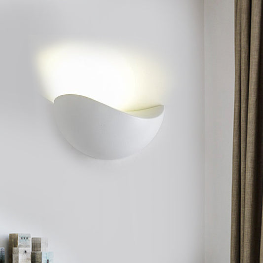 Waveforms Metallic Wall Washer Light Simple Style LED Black/White Finish Wall Sconce in Warm/White Lighting for Bedside Clearhalo 'Cast Iron' 'Glass' 'Industrial' 'Modern wall lights' 'Modern' 'Tiffany' 'Traditional wall lights' 'Wall Lamps & Sconces' 'Wall Lights' Lighting' 1523271